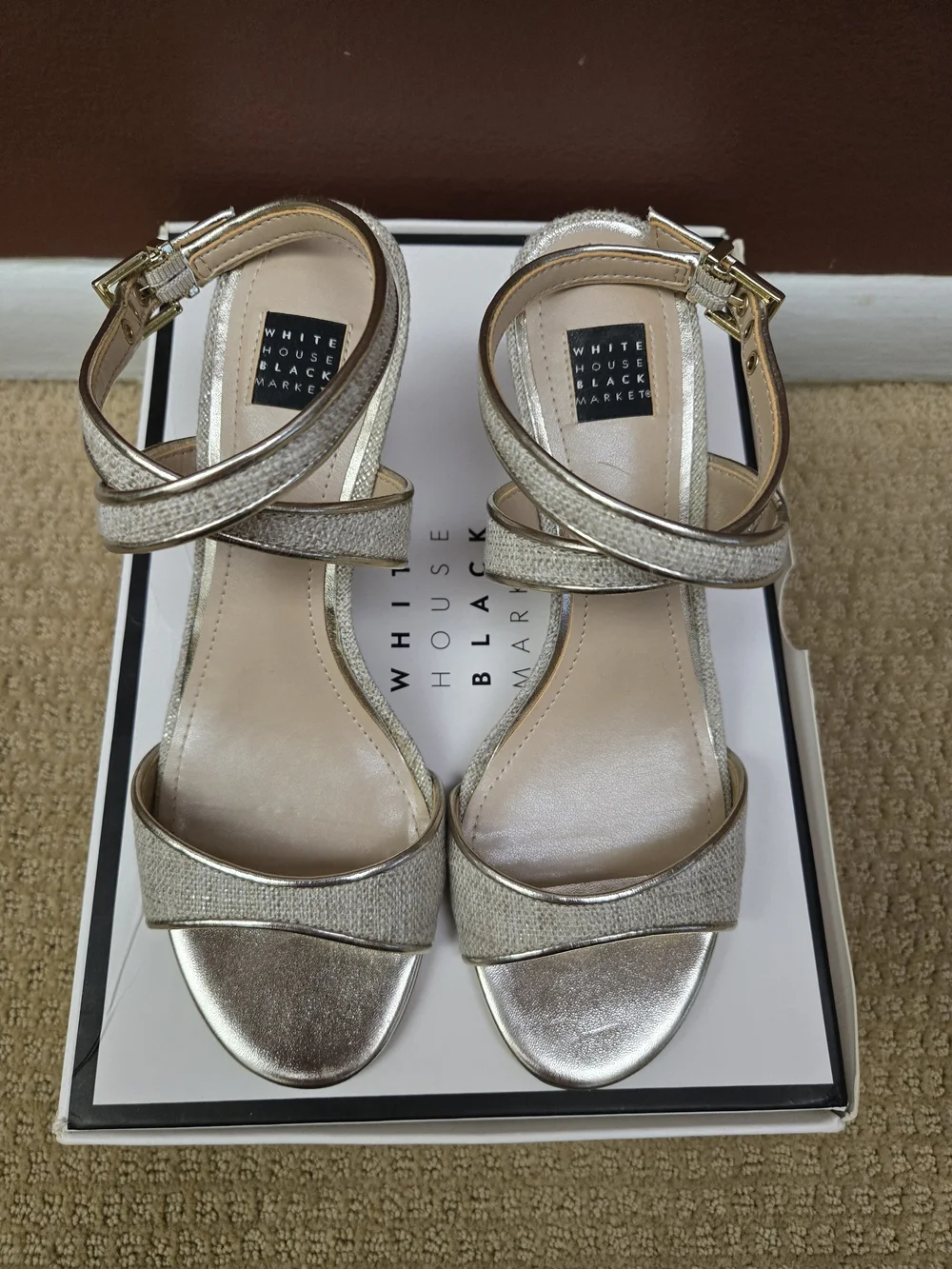 White House Black Market Kaylee Foil Linen Wedge size 7